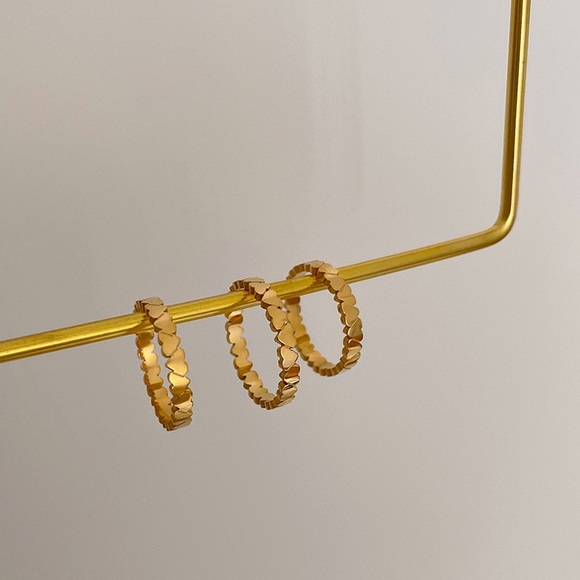 18k gold heart ring, upside down heart ring, gold stacking ring - Picture 3 of 6